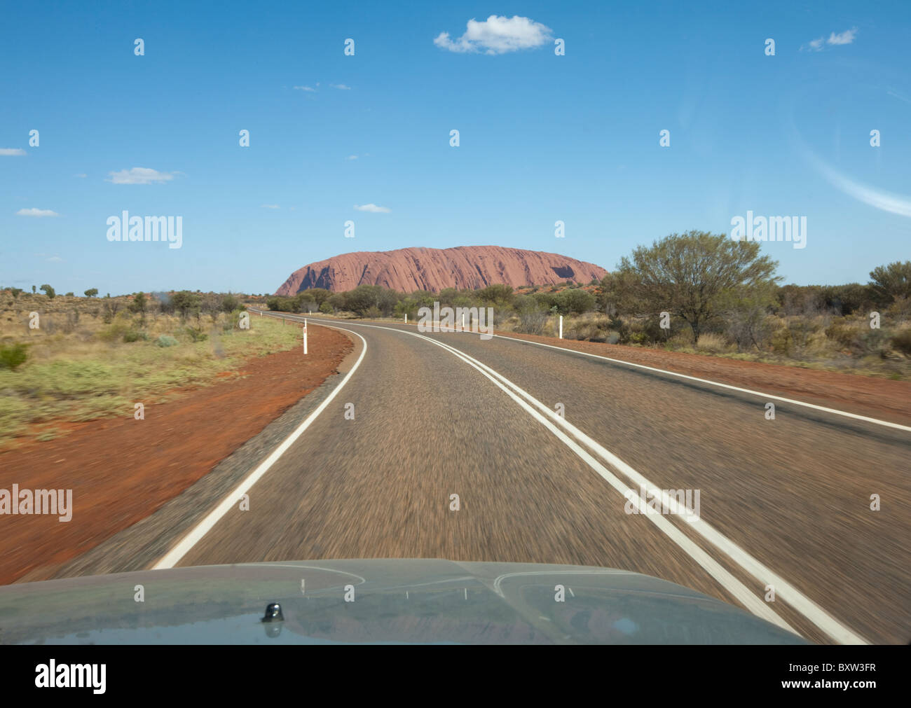 Territoire du Nord Australie Uluru - Kata Tjuta National Park Vue de l'intérieur pour les conducteurs de voitures sur l'autoroute vers Ayers Rock sur Banque D'Images