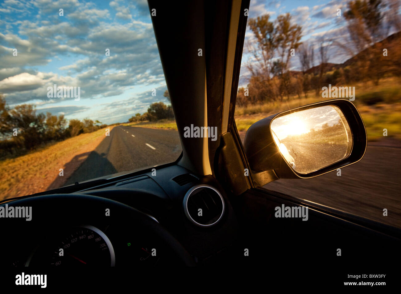 Australie Territoire du Nord vue à travers le pare-brise lors de la circulation sur la Stuart Highway par Outback près d'Alice Springs à Banque D'Images