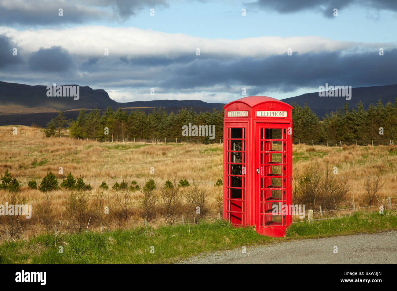 Téléphone public fort, Ellishadder, près d'Oban, la péninsule de Trotternish, Ile de Skye, Ecosse, Royaume-Uni Banque D'Images