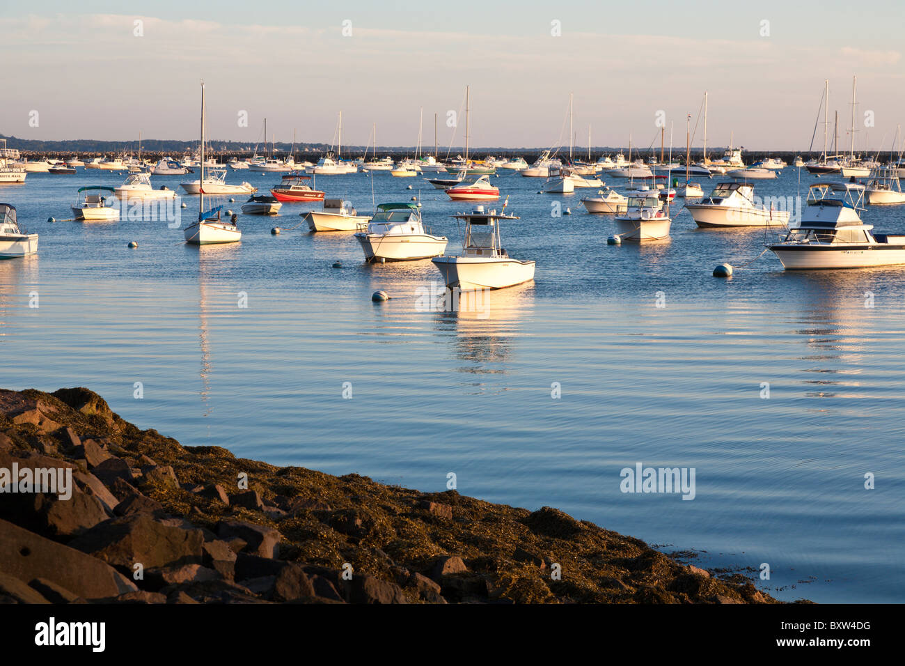 Bateaux amarrés dans le port de Plymouth à l'aube à Plymouth au Massachusetts Banque D'Images