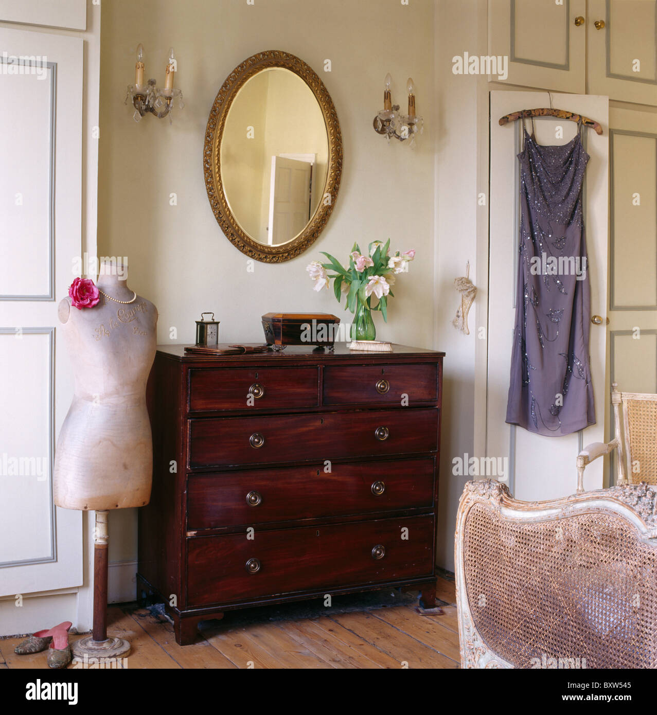 Miroir ovale au-dessus de commode ancienne-de-tiroirs en appartement  chambres avec tailleur mannequin et une armoire avec porte sur robe bleu  Photo Stock - Alamy