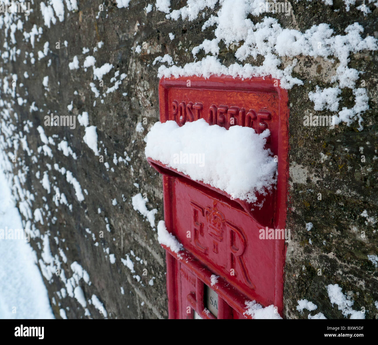 Post Office box avec de la neige en hiver en Grande-Bretagne Banque D'Images