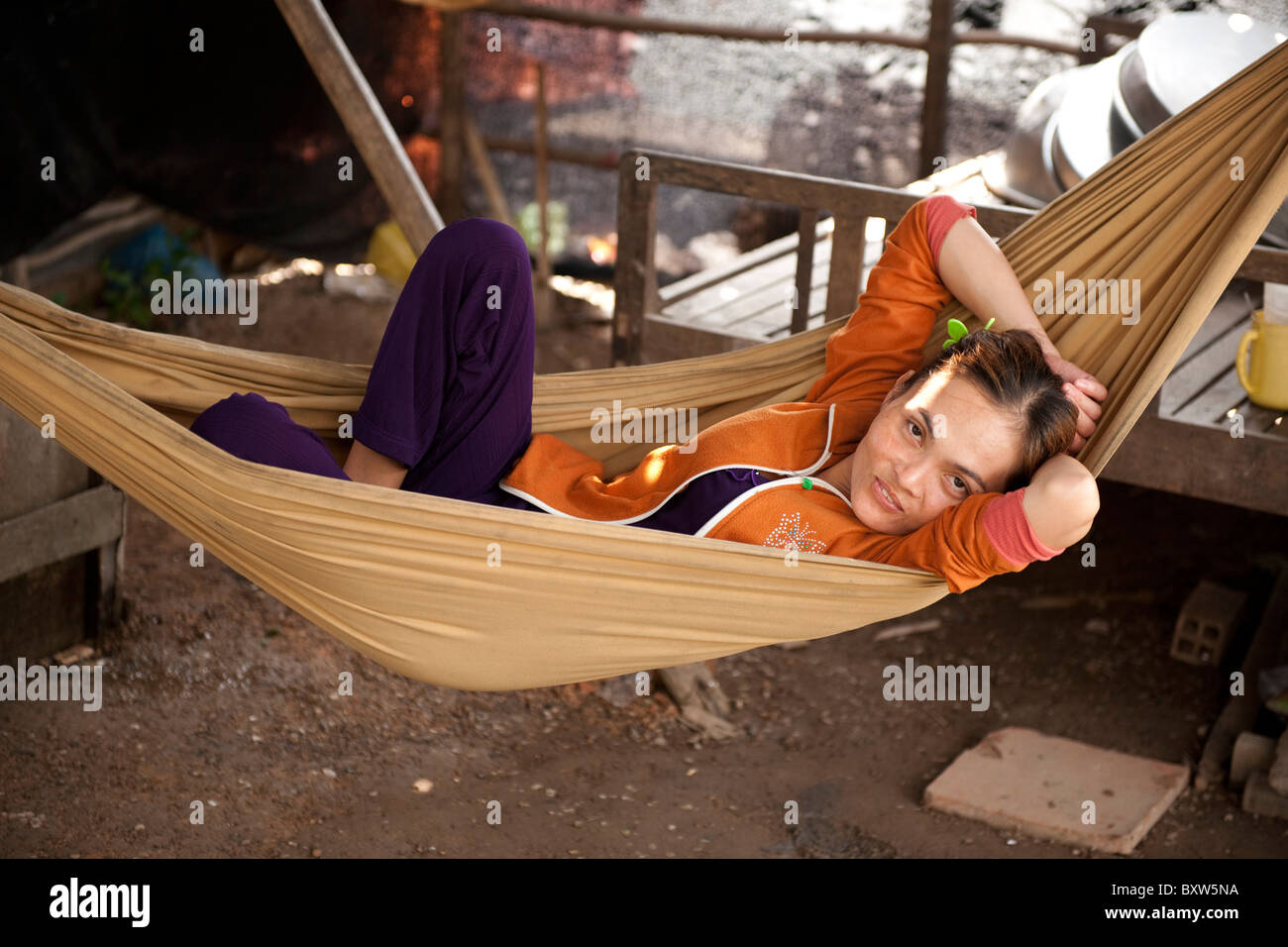 Femme se reposant dans un hamac, Vinh Long, Delta du Mékong, Vietnam Banque D'Images Femme se reposant dans un hamac, Vinh Long, Delta du Mékong, Vietnam Banque D'Images