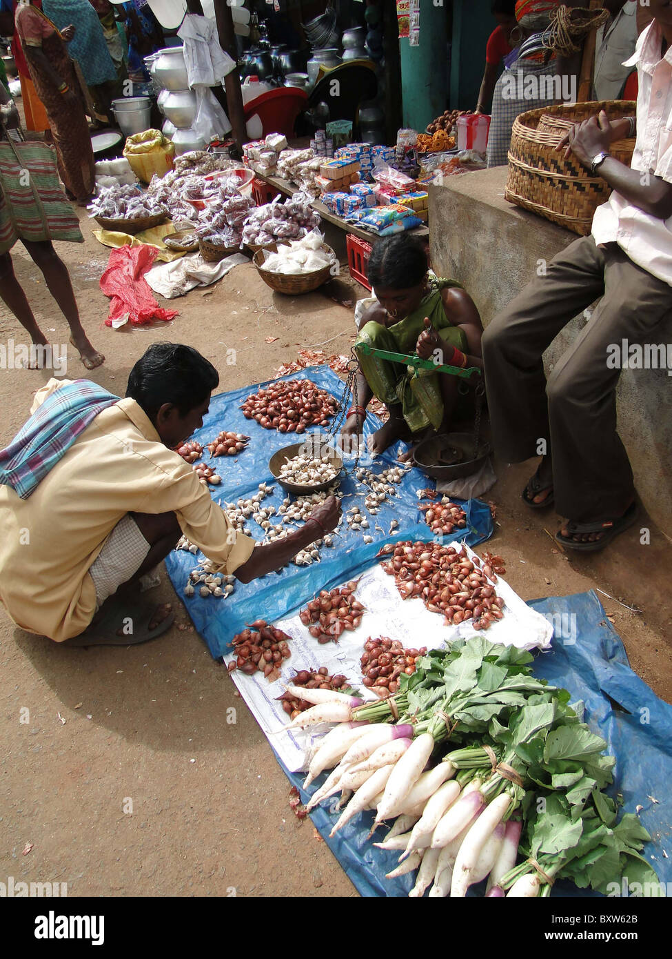 Femme indienne vend des piments et autres légumes Banque D'Images