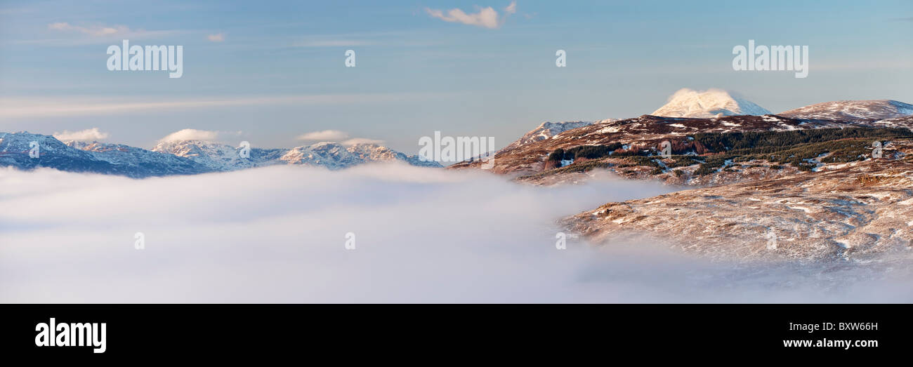 Vue panoramique sur Ben Lomond au-dessus d'un brouillard couvert le Loch Lomond. Du sommet de la CONIC, près de Balmaha, Stirling, Ecosse, Royaume-Uni. Banque D'Images
