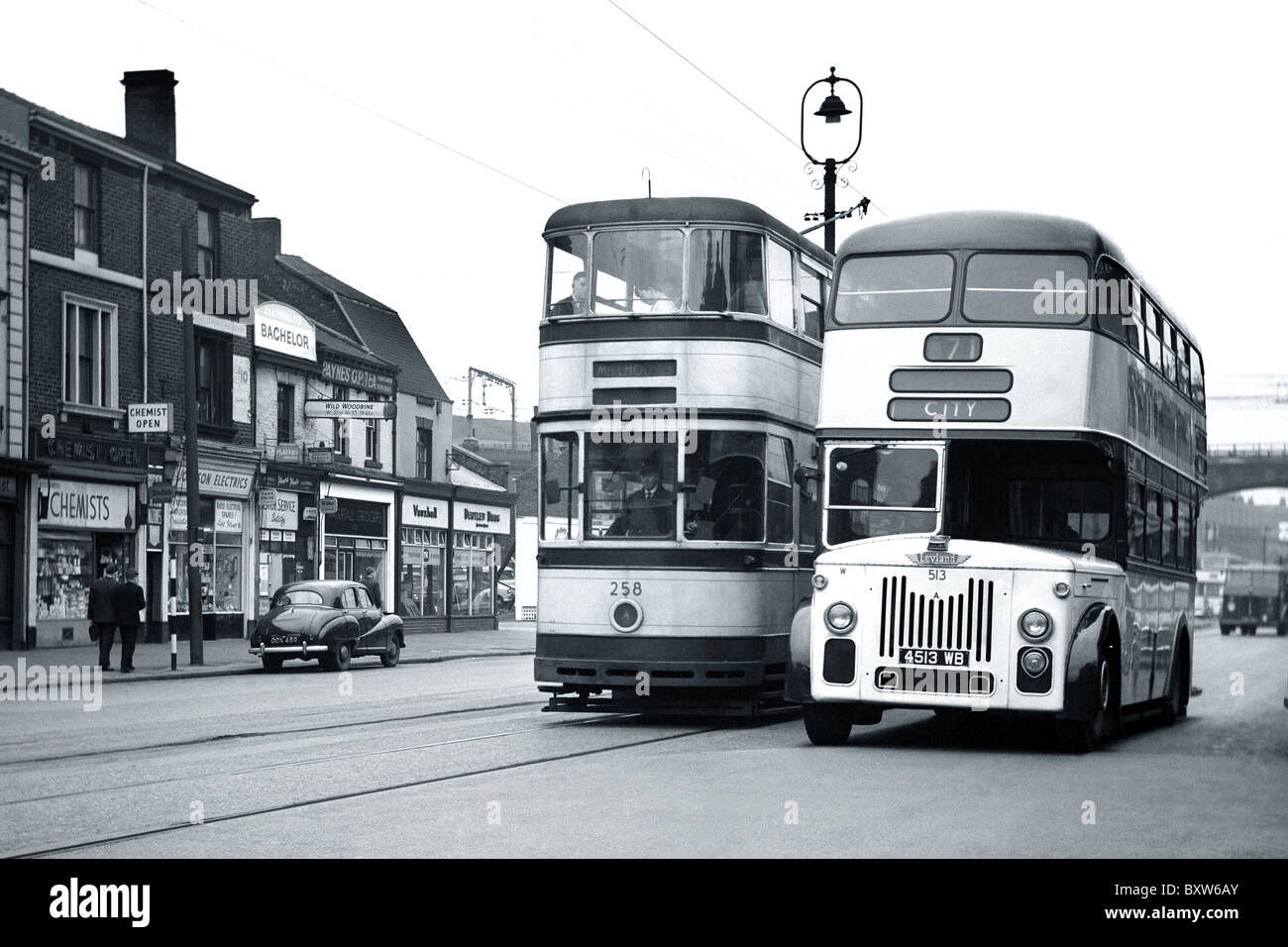 Leyland Bus et tram sur le Wicker à Sheffield dans le Yorkshire du Sud 1960 Banque D'Images