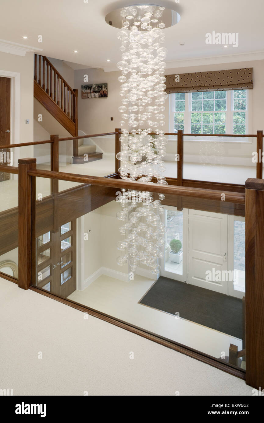 Premier étage vue de l'intérieur du couloir et d'un lustre dans une maison. 2007 L'aménagement intérieur. Banque D'Images