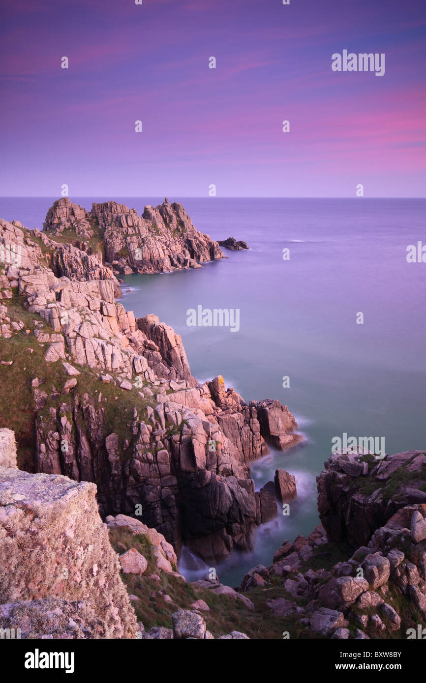 Une vue en fin de soirée le long de la côte sud-ouest de Cornwall Banque D'Images