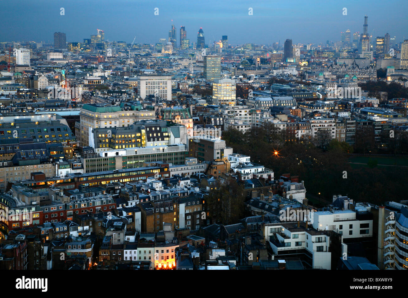 Vue sur l'horizon à l'est sur Mayfair, Green Park et St James's vers la ville de Londres, Royaume-Uni Banque D'Images