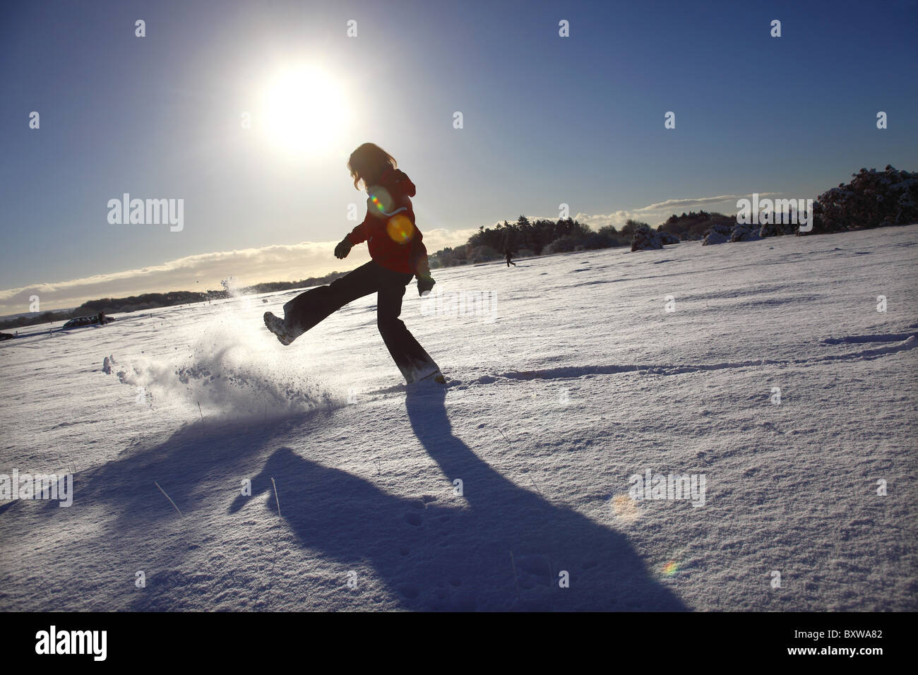 Coups de femme à travers la neige à Dartmoor, dans le Devon, Royaume-Uni. Banque D'Images