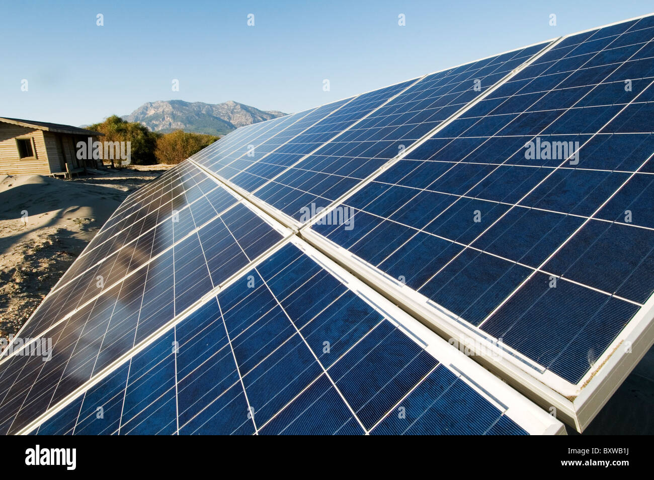 Panneaux panneau solaire photovoltaïque photovoltaïque cellules cellules de production d'électricité électrique de source renouvelable d'énergie verte Banque D'Images