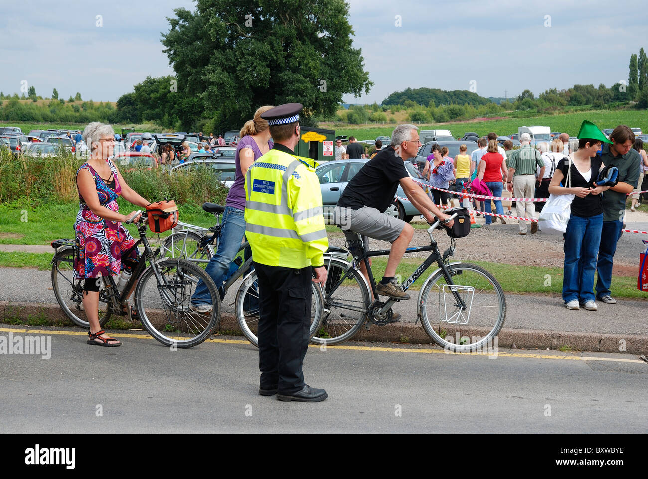 Agent de police communautaire sur les droits de trafic dorset england uk Banque D'Images