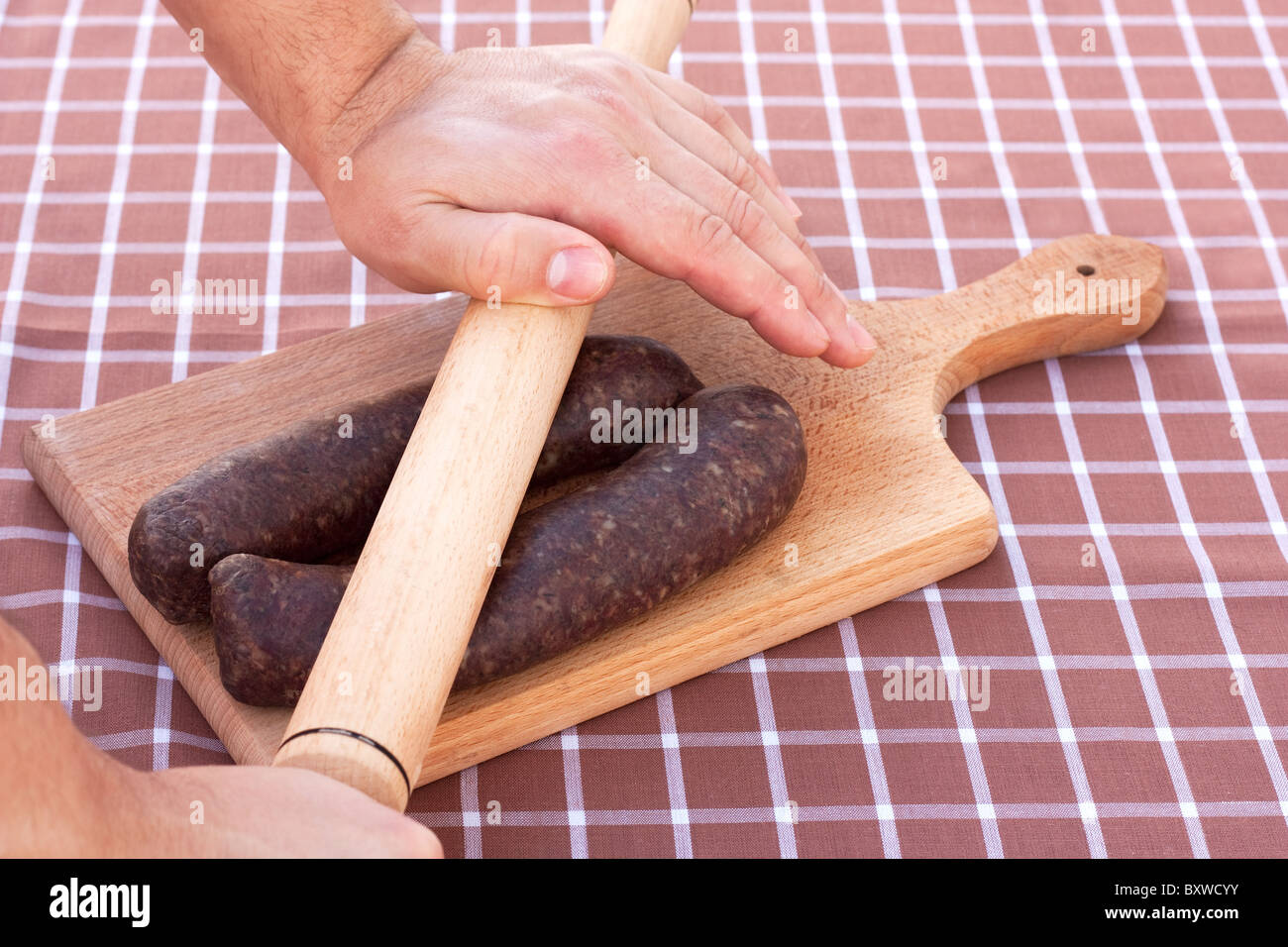 Les mains de rouler sur des saucisses à faire à plat pour le séchage Banque D'Images