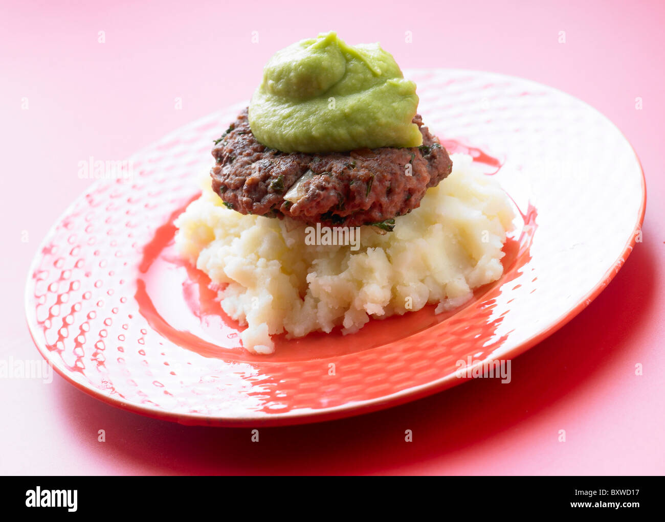 Kids home made burger sur purée de pois - mash avec avec fiche Banque D'Images