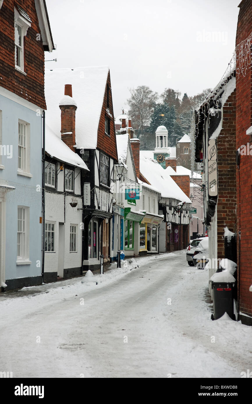 La rue de l'église dans la neige à GODALMING Surrey Banque D'Images