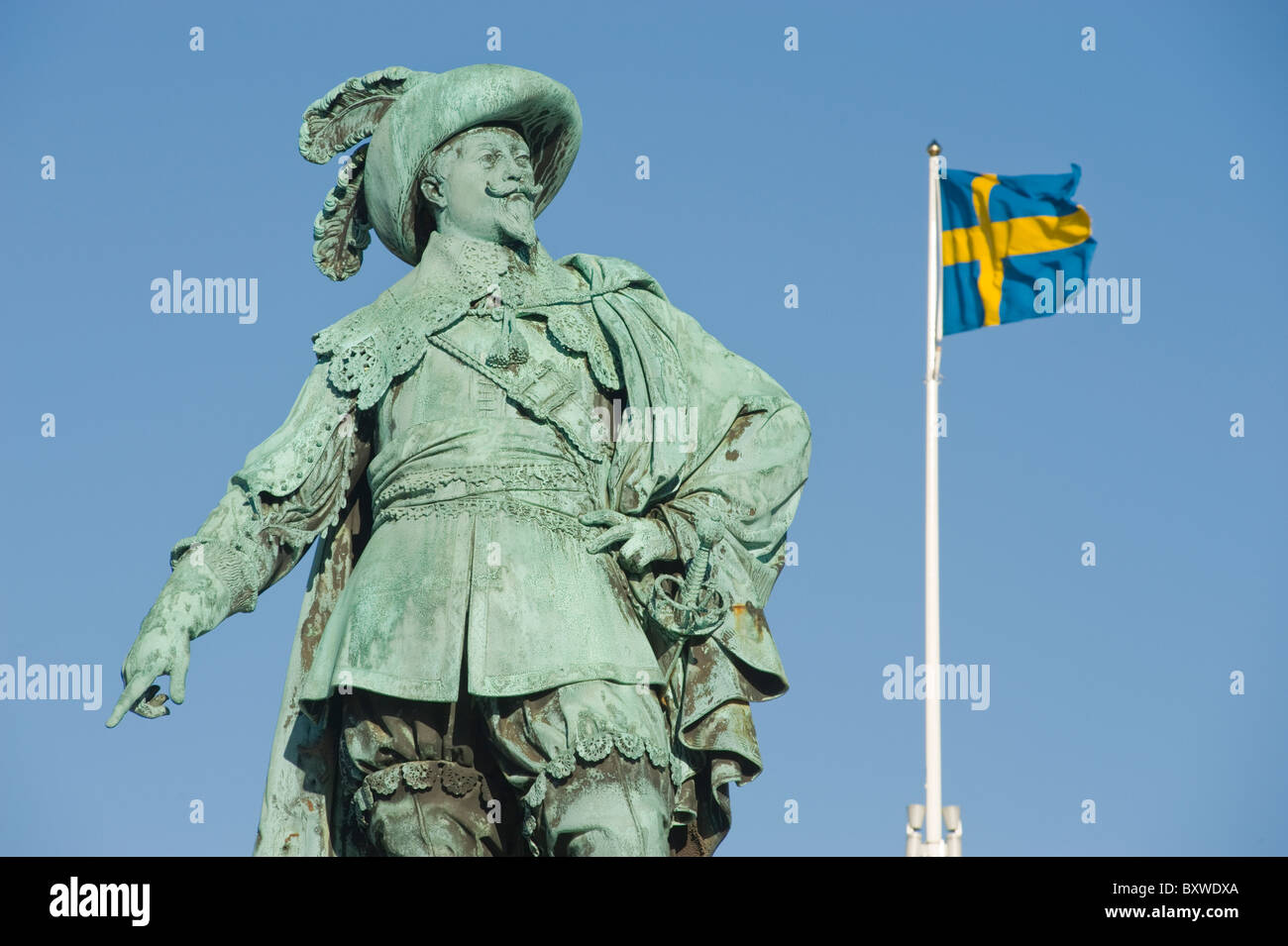 Statue du roi Gustavus Adolphus de Suède, sur la place Gustavus Adolphus, avec le drapeau national suédois, Göteborg, Suède. Banque D'Images