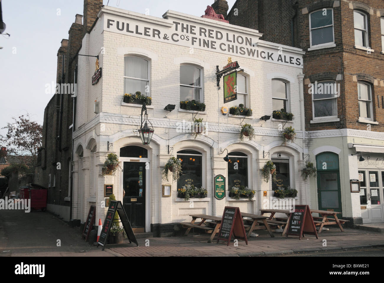 Le Red Lion house public (pub), sur Ealing Green, Ealing, London, UK. Banque D'Images