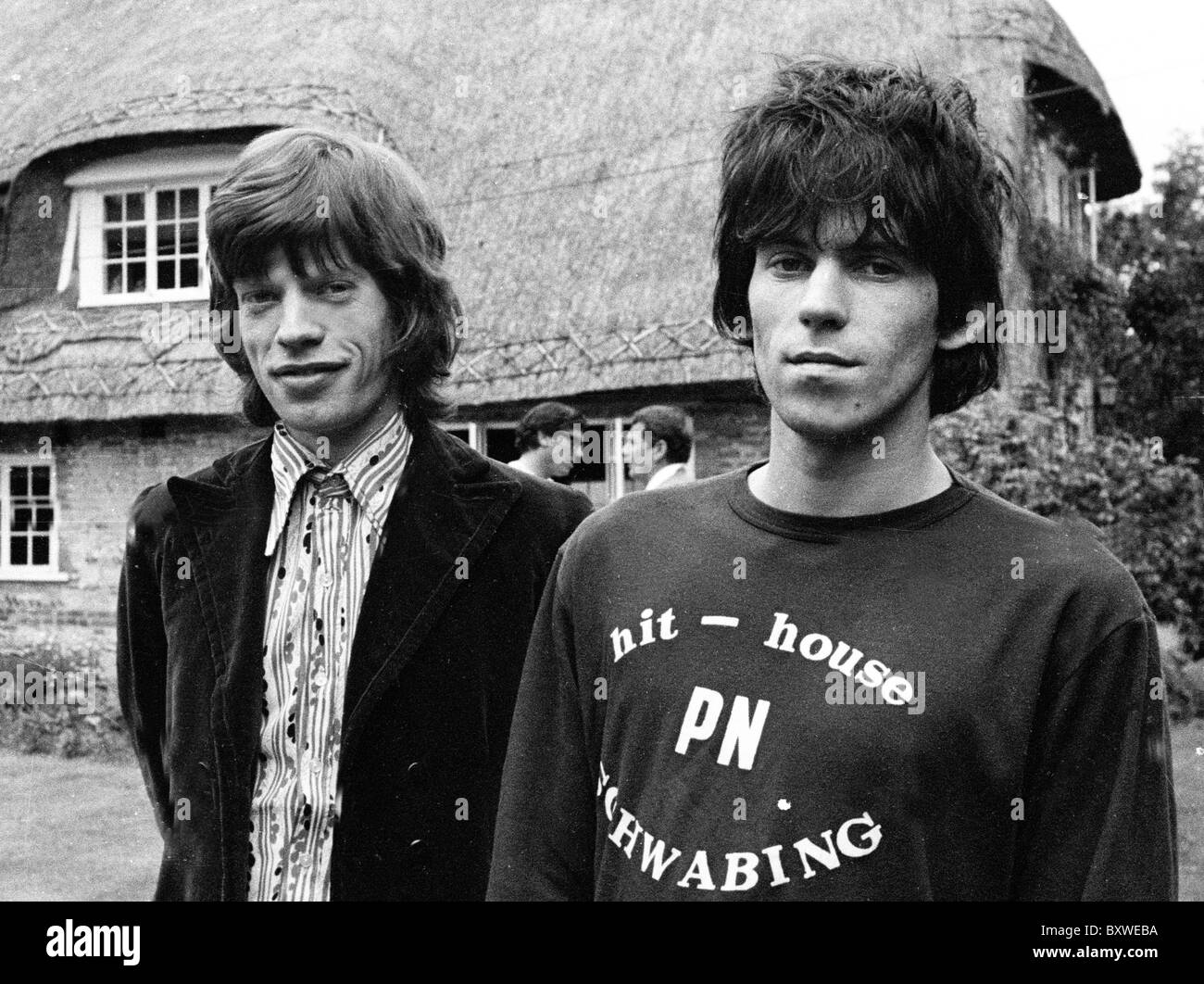 Keith Richards et Mick Jagger droit exclusif de 1967 par David Cole dans les jardins à Redlands. À partir des archives de communiqués de presse (anciennement Service Portrait Portrait Bureau) Banque D'Images