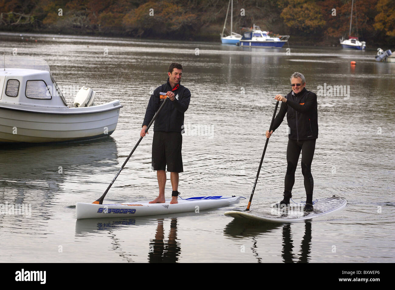 Stand Up Paddle sur une rivière dans le Devon UK. Banque D'Images
