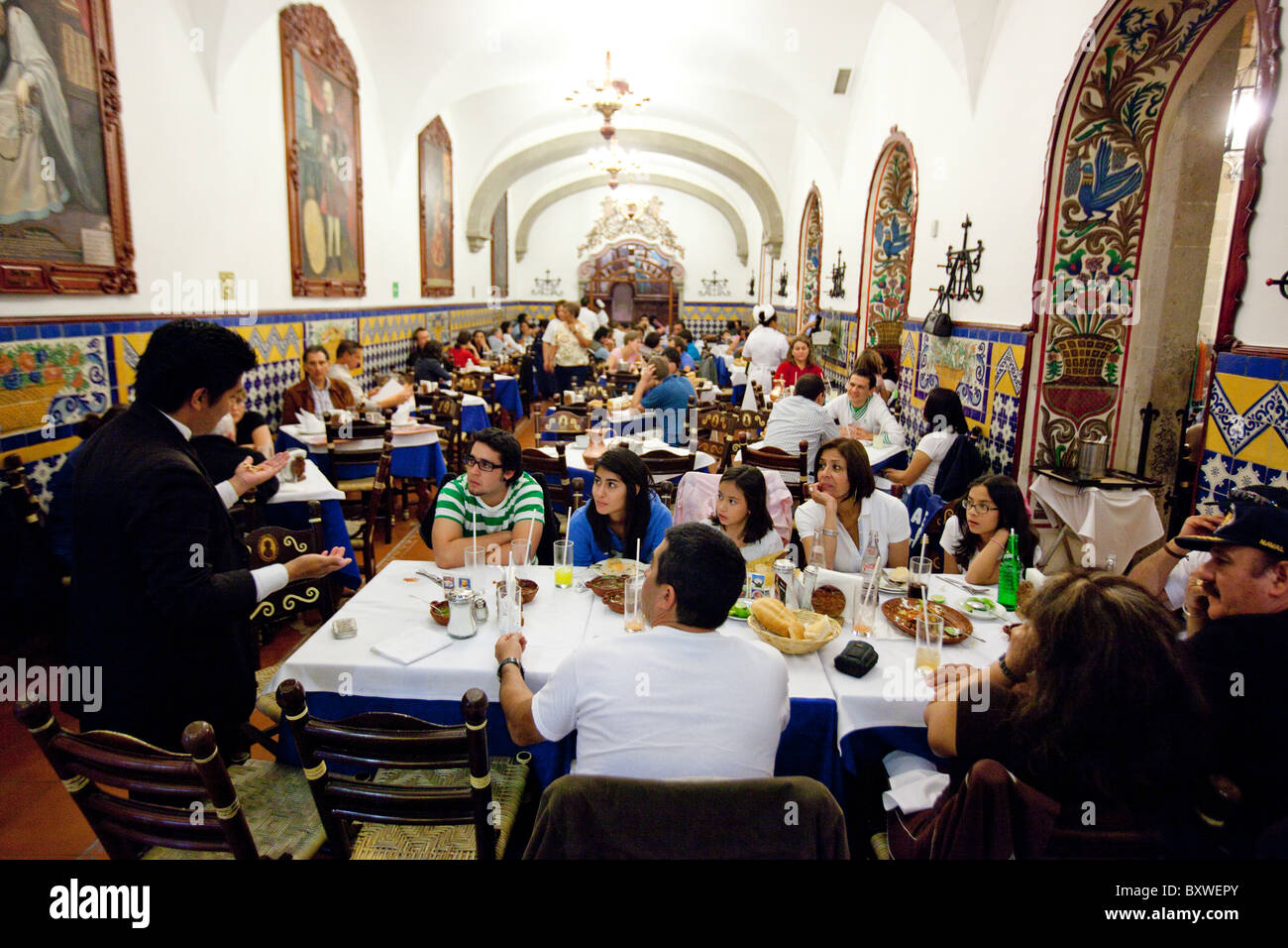 À l'intérieur de Café de Tacuba, restaurant traditionnel, dans la ville historique de Centro, Mexico City, Mexique Banque D'Images