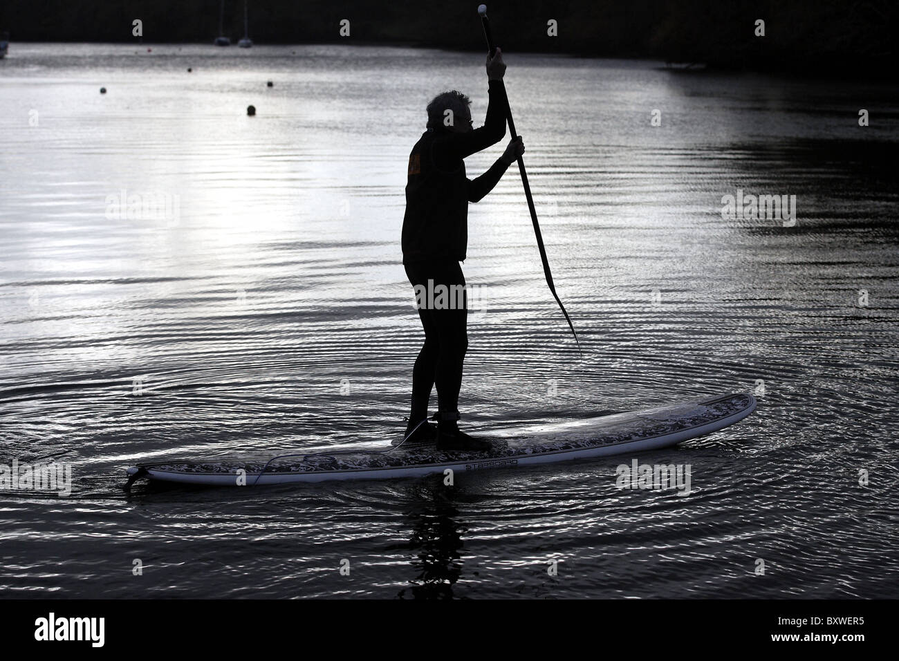 Stand Up Paddle sur une rivière dans le Devon UK. Banque D'Images