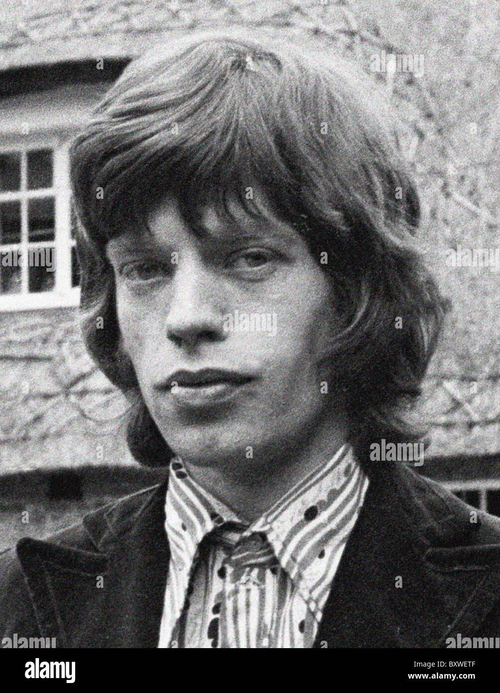 Droit exclusif de Mick Jagger à partir de 1967 par David Cole dans les jardins à Redlands. À partir des archives de communiqués de presse (anciennement Service Portrait Portrait Bureau) Banque D'Images