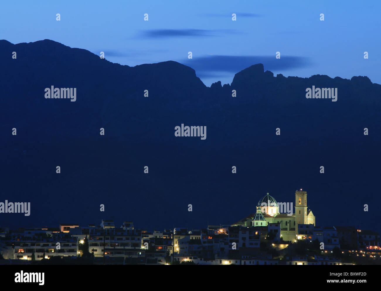 L'église de la Vierge del Consuelo au sommet de la ville de Altea, Costa Blanca, Espagne. Banque D'Images