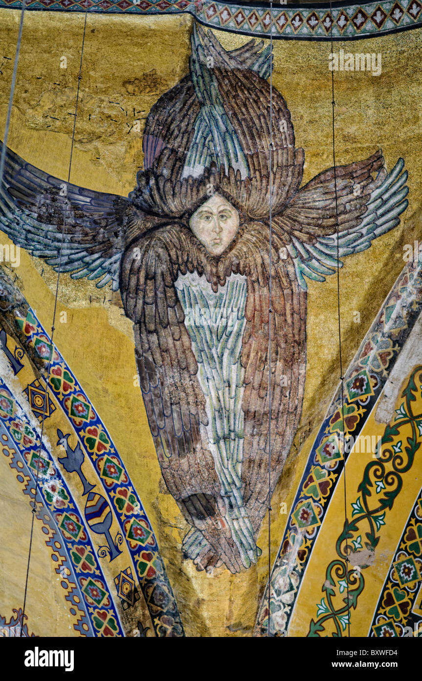 Sainte-Sophie Seraphim Angel figure Istanbul // ISTANBUL, Turquie — figure peinte de séraphins (ange) dans la Sainte-Sophie, découverte lors de travaux de restauration en 2009. La figure était restée cachée sous le plâtre pendant des siècles pendant l'utilisation du bâtiment comme mosquée. Ce séraphin représente l'un des nombreux anges qui ornaient autrefois les galeries supérieures de la structure. Banque D'Images