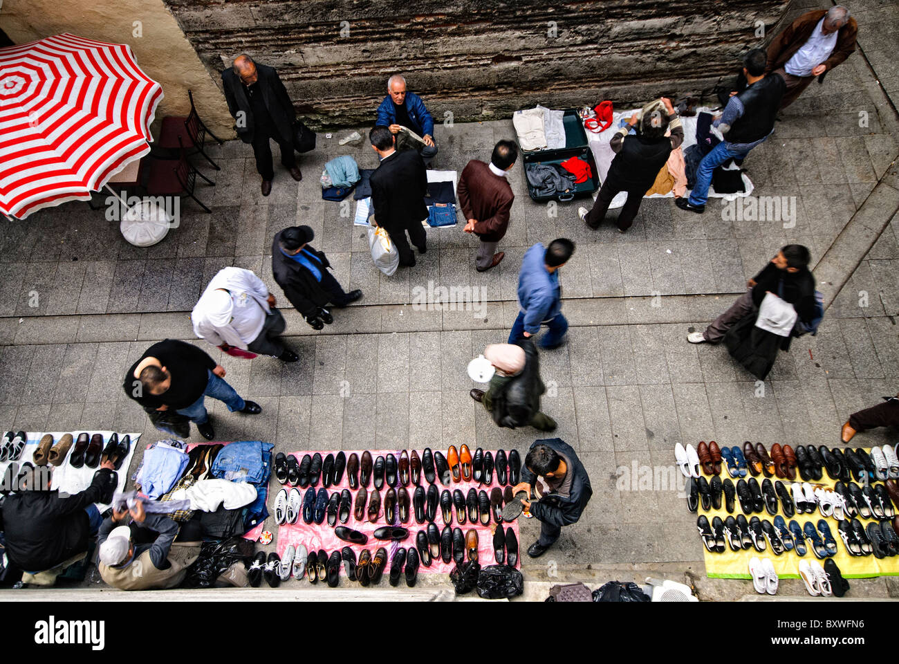 ISTANBUL, Turquie / Türkiye — photo aérienne de vendeurs de rue vendant des chaussures et d'autres articles à côté de la mosquée Rüstem Pacha dans le centre-ville d'Istanbul, Turquie. Banque D'Images