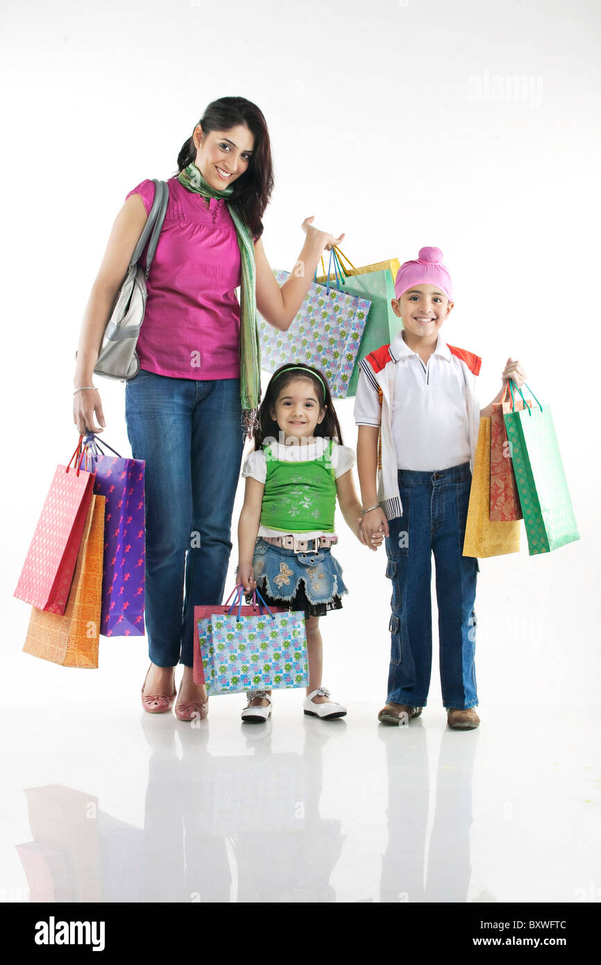 Mère et enfants with shopping bags Banque D'Images