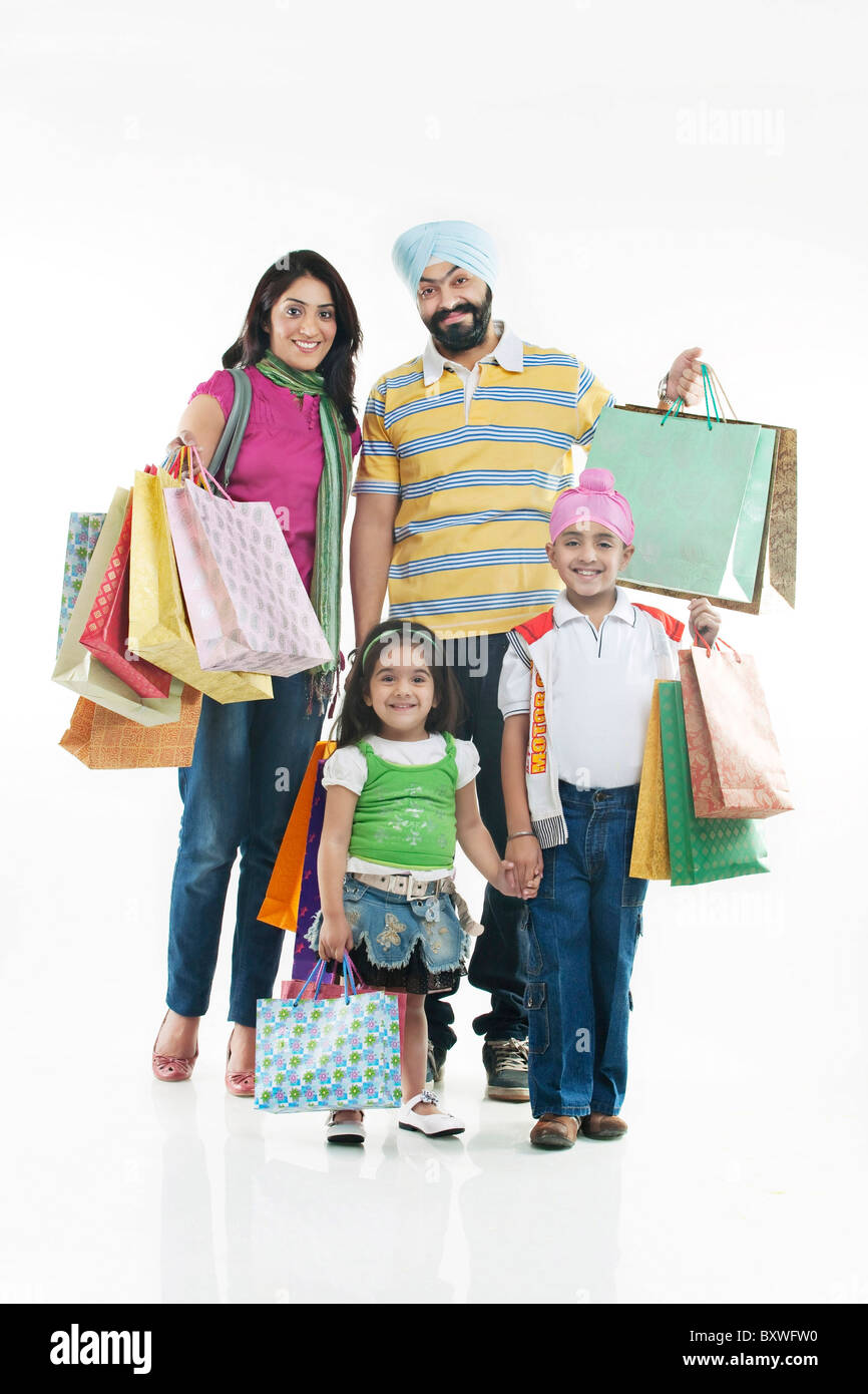 Family with shopping bags Banque D'Images