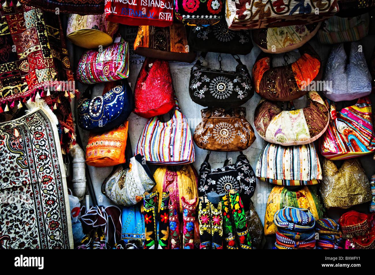 ISTANBUL, Turquie — Une exposition vibrante de sacs en tissu coloré orne une boutique de textile dans le Grand Bazar historique d'Istanbul. Les sacs fabriqués à la main mettent en valeur le travail textile turc traditionnel dans des designs contemporains. Ce stand de marchand représente l'un des milliers de magasins spécialisés dans ce marché vieux de plusieurs siècles. Banque D'Images