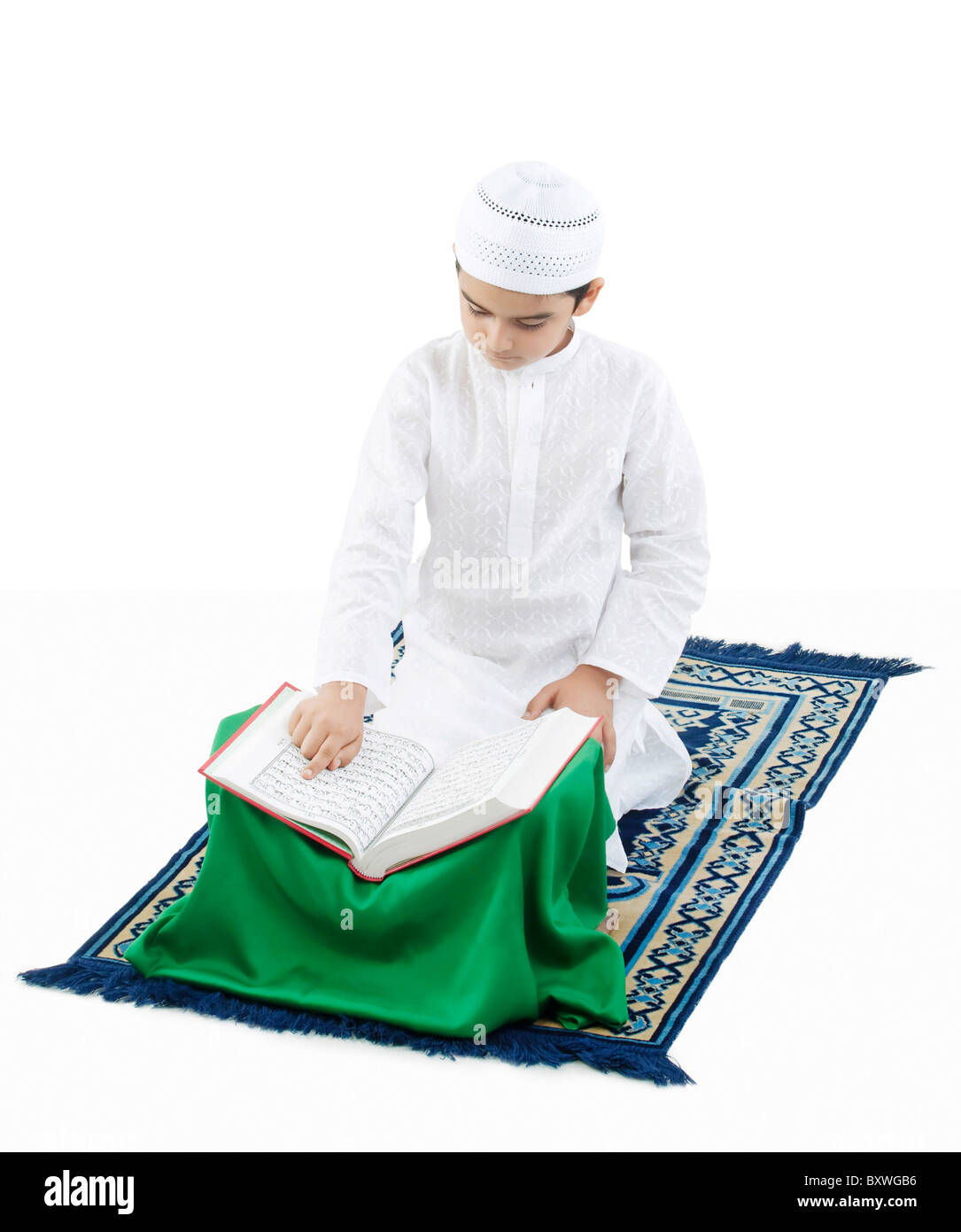Garçon musulman lire le Coran Banque D'Images