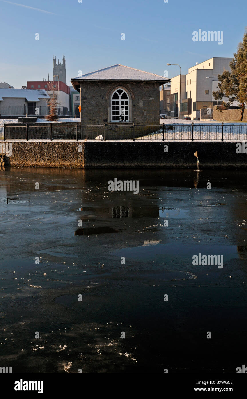 Glace congelés rivière nore le long johns quay kilkenny Irlande événement météorologique extrême changement climatique jamais vu avant Banque D'Images