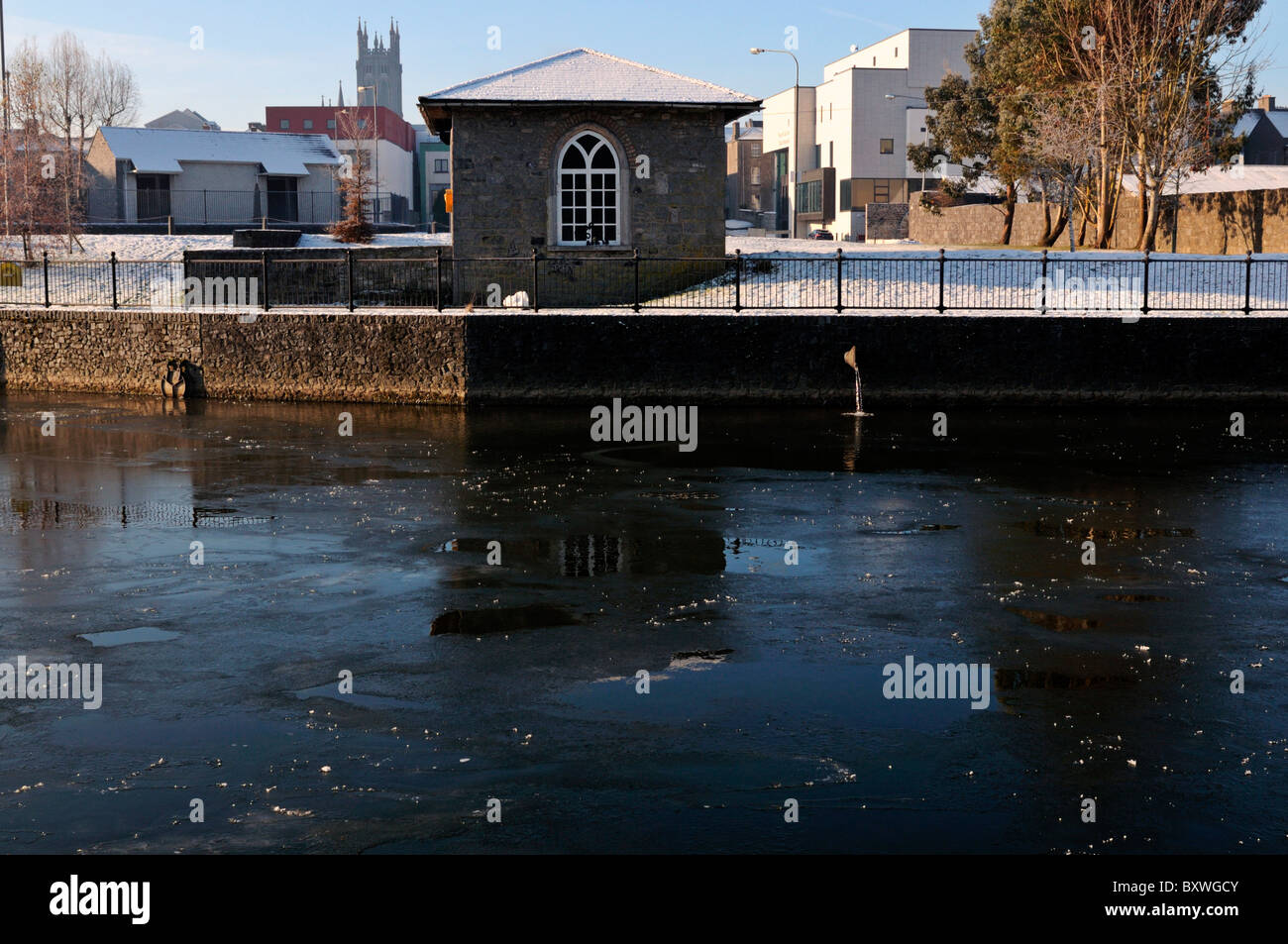 Glace congelés rivière nore le long johns quay kilkenny Irlande événement météorologique extrême changement climatique jamais vu avant Banque D'Images