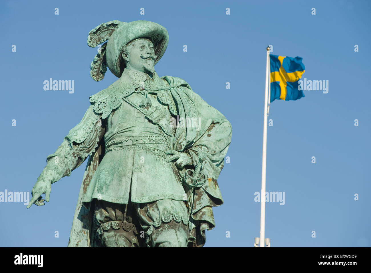 Statue du roi Gustavus Adolphus de Suède, sur la place Gustavus Adolphus, avec le drapeau national suédois, Göteborg, Suède. Banque D'Images