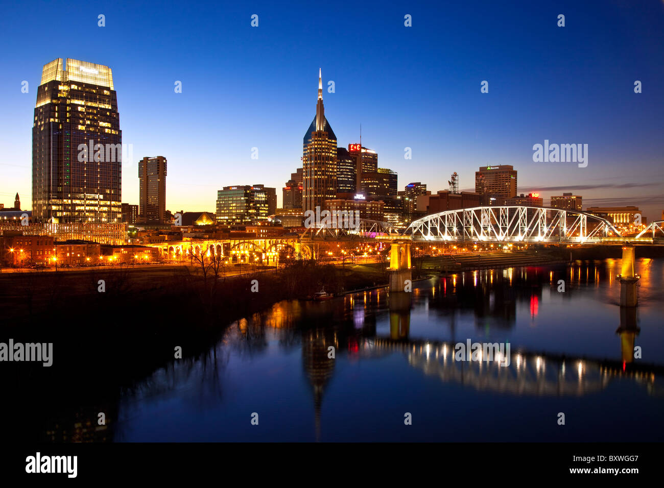 Le crépuscule sur la rivière Cumberland à Nashville, Tennessee, USA Banque D'Images
