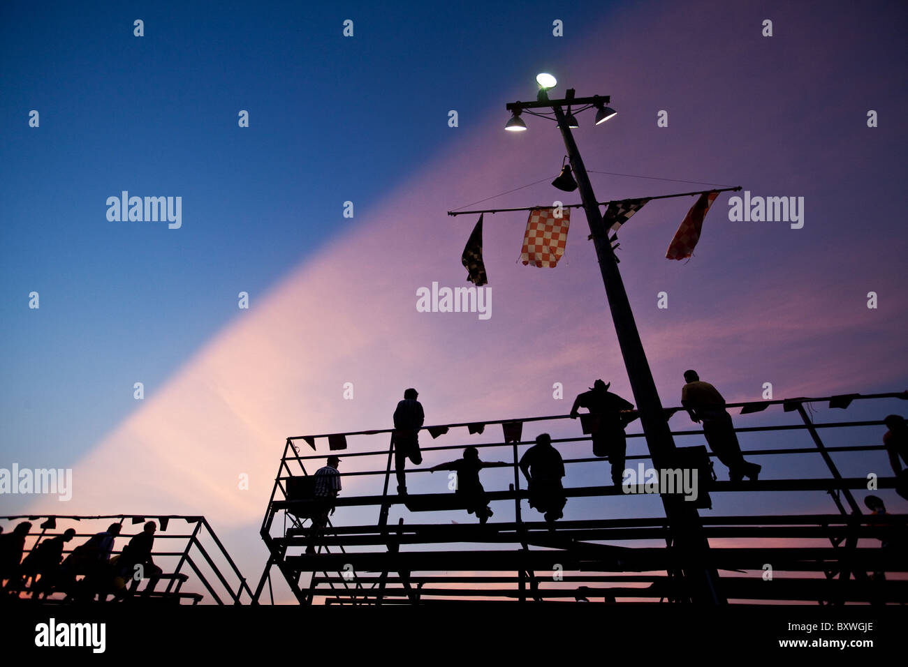 USA, au Mississippi, Gulfport, Silhouette de Stock Car Racing fans dans les gradins à l'établissement sun light at Mississippi Speedway Banque D'Images