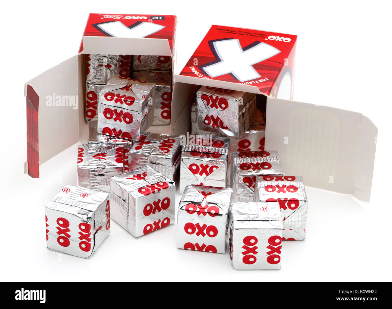 Pile de cubes de bœuf OXO déversant deux boîtes contenant 12 Banque D'Images