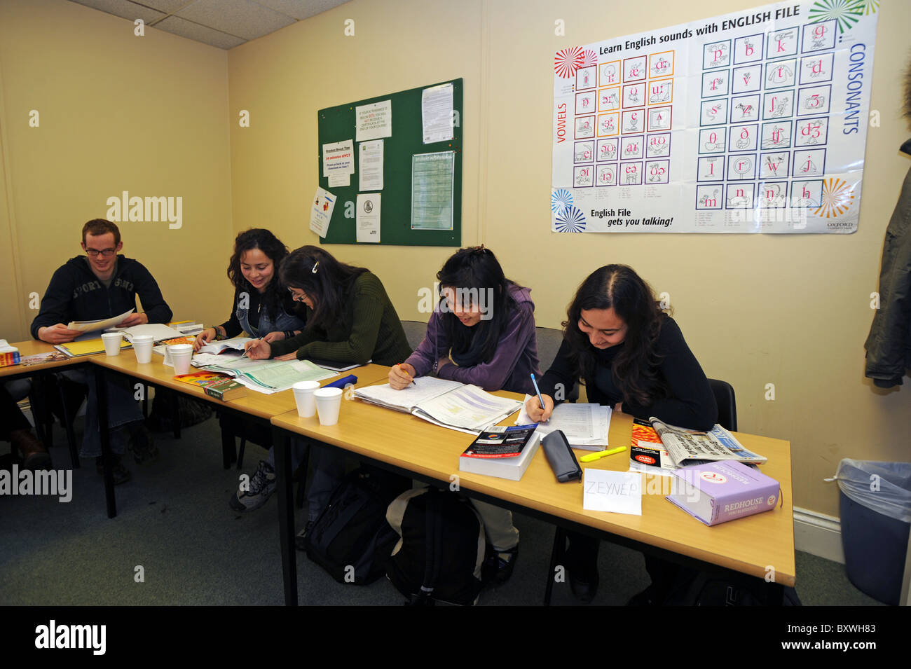 Les étudiants étrangers d'apprendre l'anglais dans une école de langue à Brighton Banque D'Images