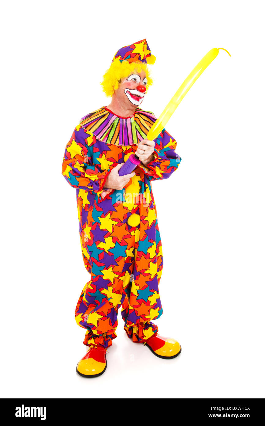 Clown éclate un ballon spécial pour faire des animaux avec des ballons.  Corps plein isolé sur blanc Photo Stock - Alamy