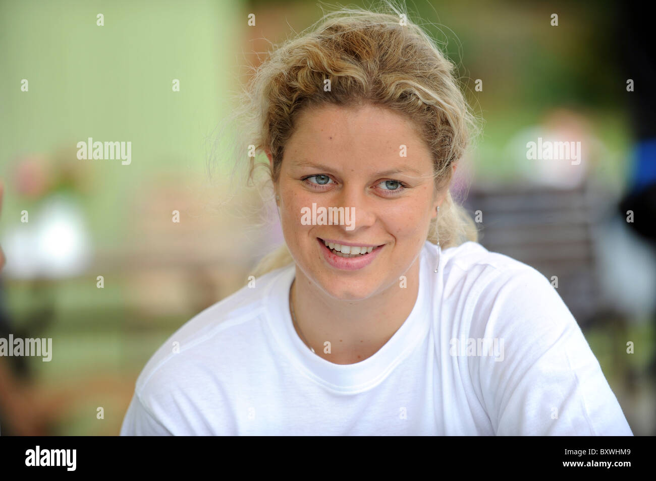 Joueuse de tennis belge Kim Clijsters à détendu avant un match à Devonshire Park Banque D'Images