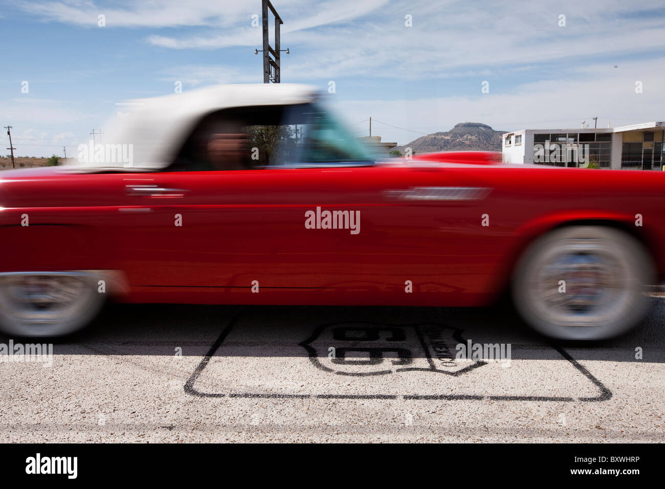 USA, Nouveau Mexique, Tucumcari, Red Vintage voiture roule sur la route 66 sur la route de marqueur Banque D'Images