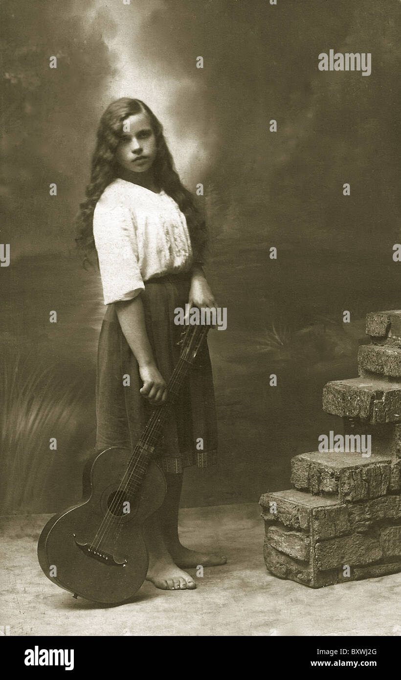 Belle fille avec guitare ; c. 1900 ; Banque D'Images