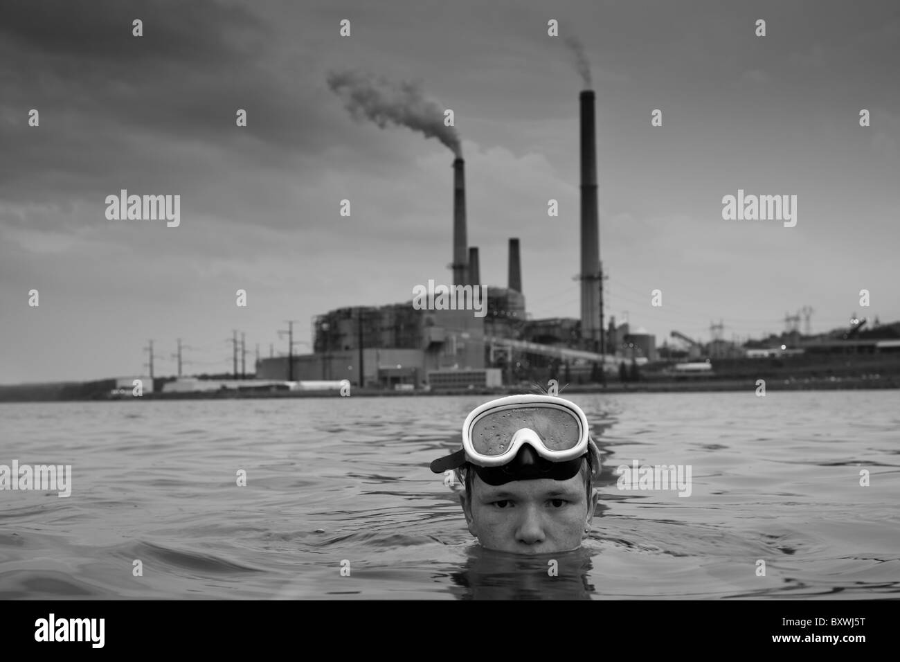 USA, Virginie de l'Ouest, le mont Storm, jeune garçon natation à Mount Storm Lake chauffée par les effluents de mont Storm Power Station Banque D'Images