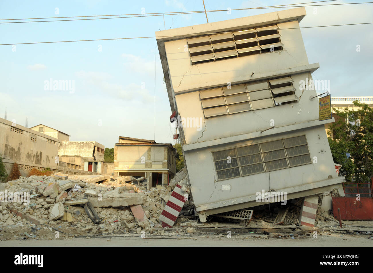 Les bâtiments sont dévastés dans le centre de Port-au-Prince après le séisme en Haïti Banque D'Images