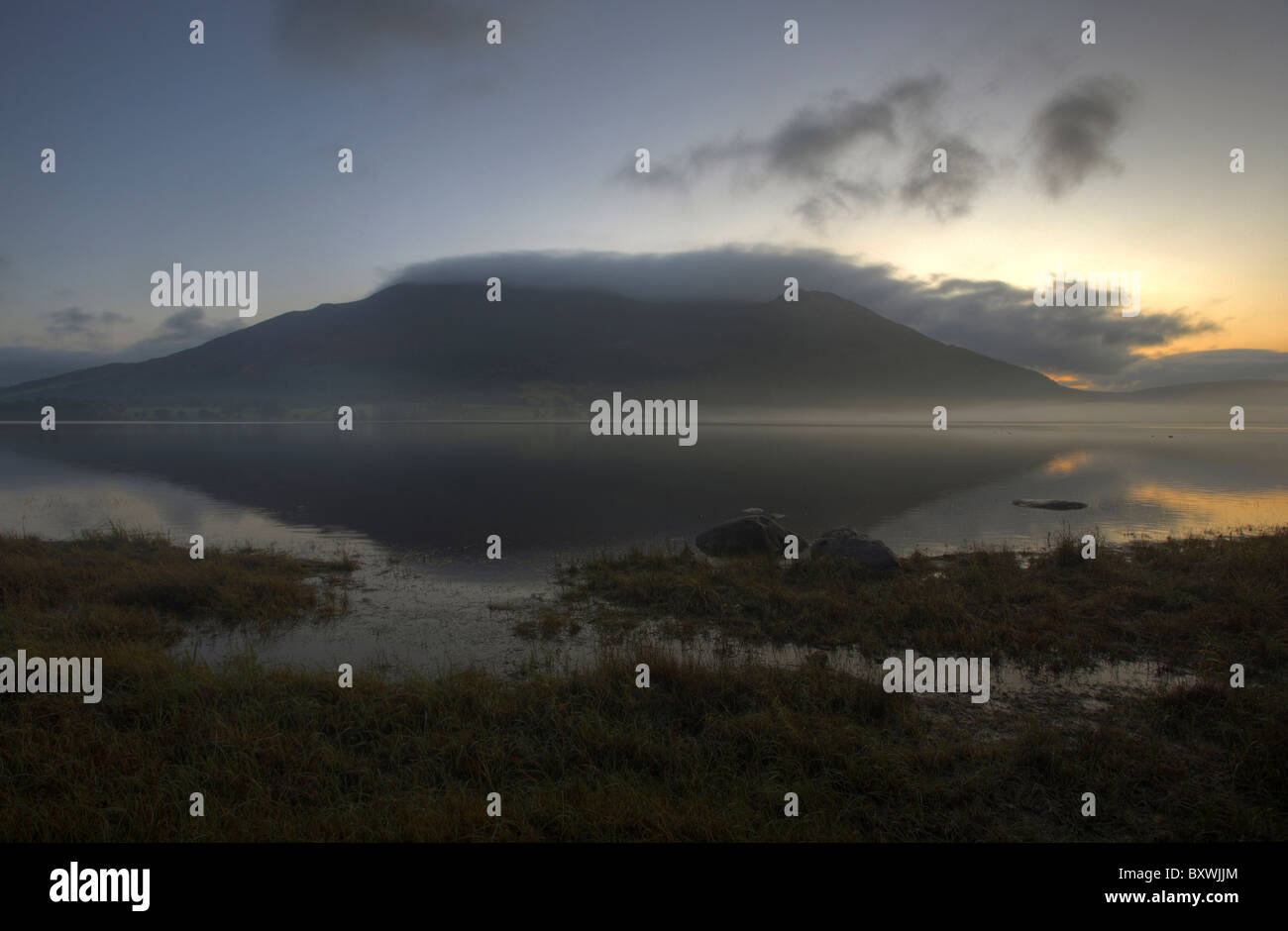 Bassenthwaite lake à l'aube, Cumbria, Angleterre Banque D'Images