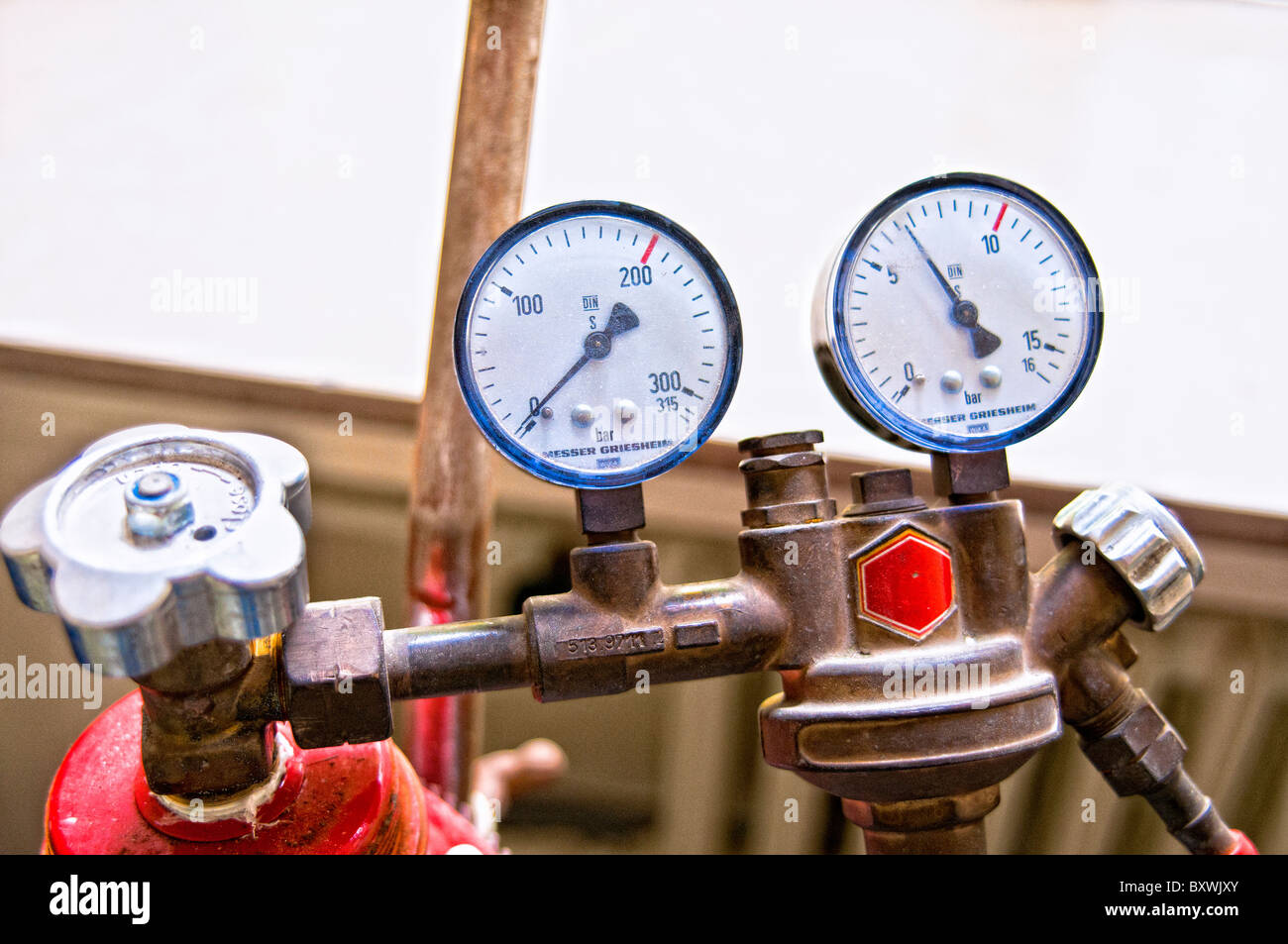 Raccords sur une bouteille de gaz un Gasflasche von Armaturen Banque D'Images