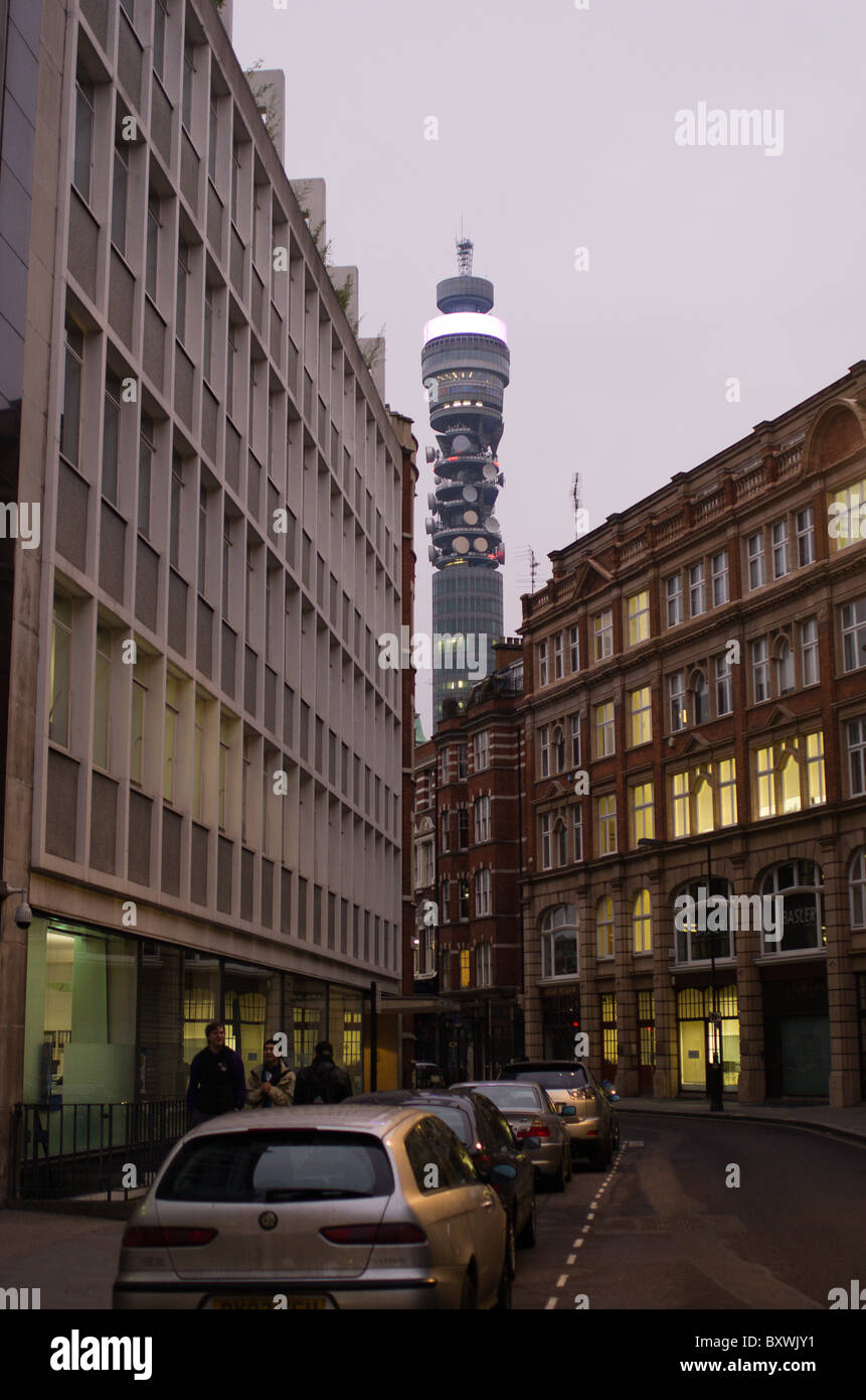 La BT Tower, précédemment le {Post Office Tower, Londres, Angleterre, au crépuscule Banque D'Images
