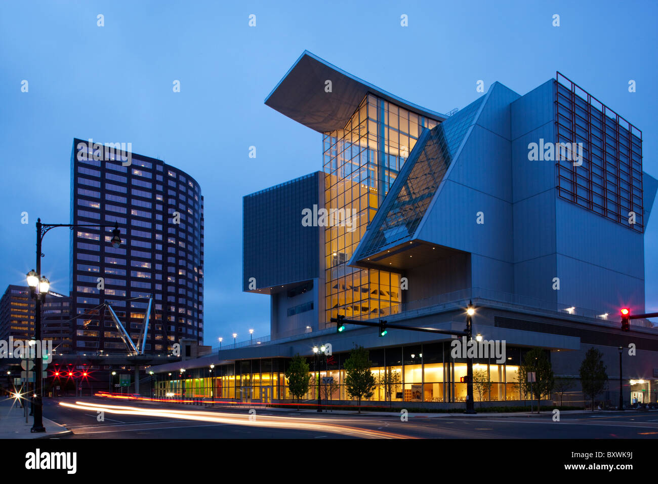 USA, New York, Hartford, Connecticut Science Center et City skyline at Dusk Banque D'Images